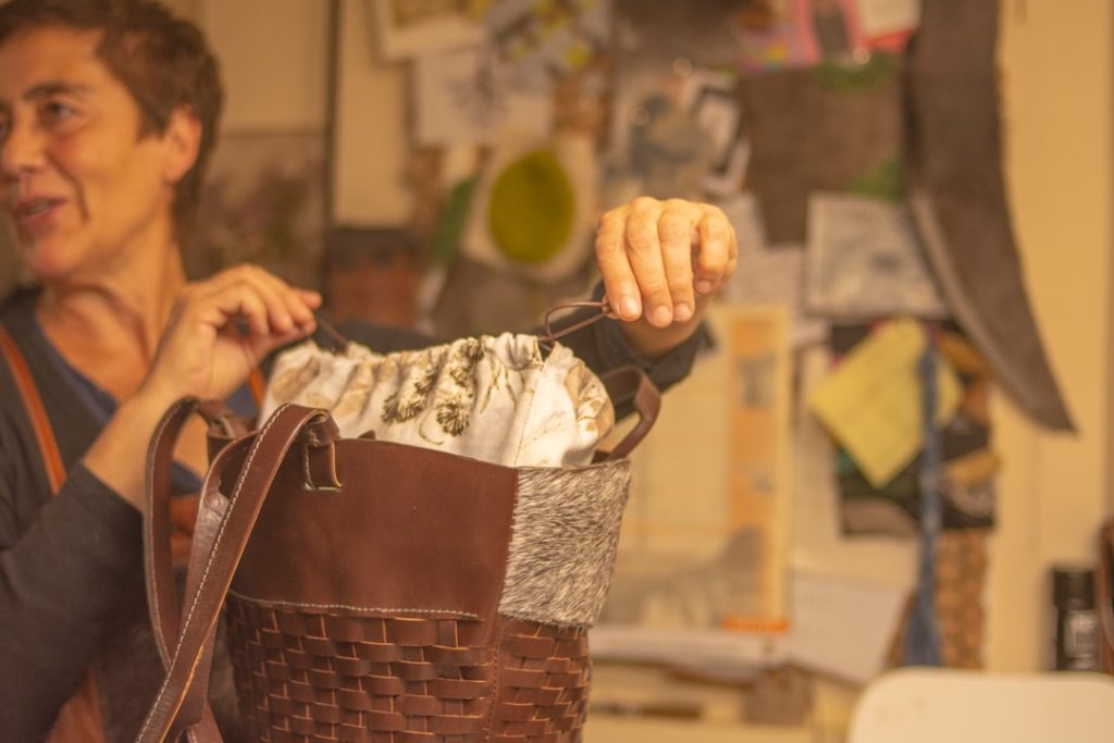 a-woman-holding-a-brown-and-white-basket-w-0qqtl-1zm
