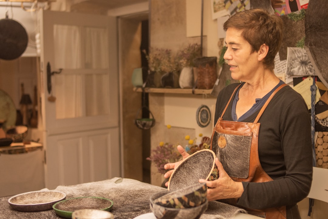 a-woman-in-a-kitchen-holding-a-plate-9x8al-6fatk